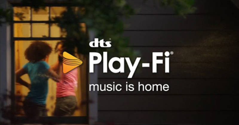 Логотип DTS Play-Fi на фоне силуэтов людей в окне дома