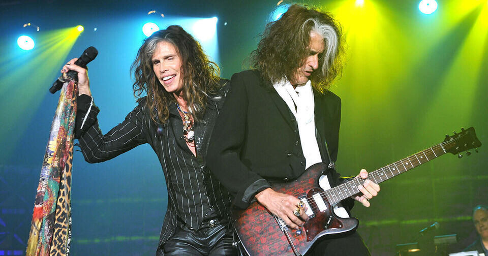 Группа Aerosmith выступает на сцене на концерте