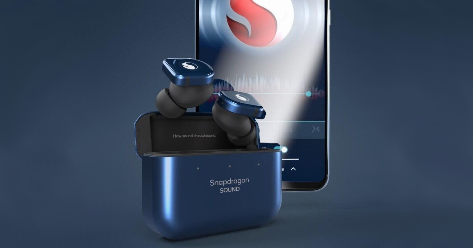 TWS-наушники и экран смартфона с логотипом Qualcomm Snapdragon