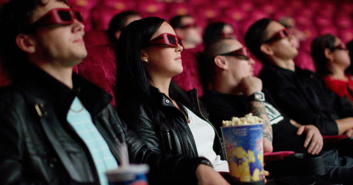 Зрители кинотеатра на сеансе в 3D-очках