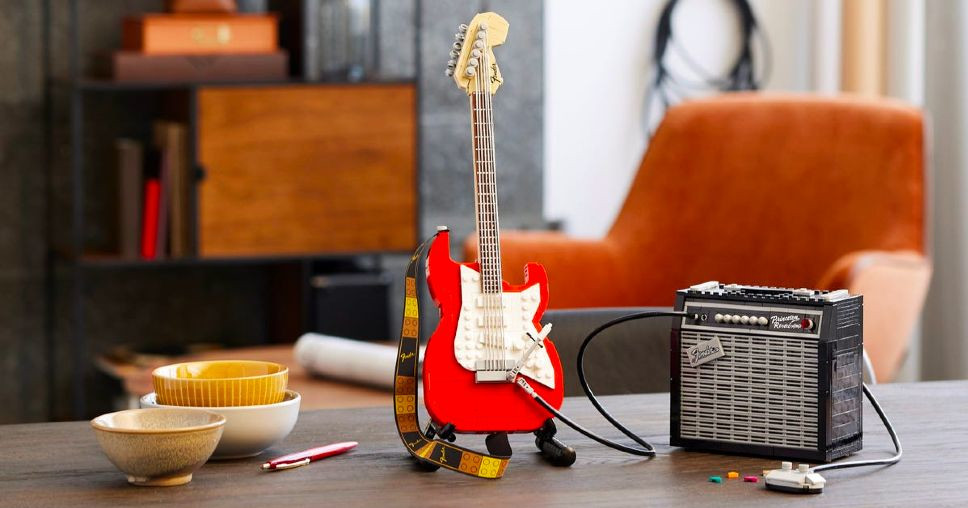 Фигурки Lego из серии Ideas в виде электрогитары Fender Stratocaster и комбоусилителя того же бренда