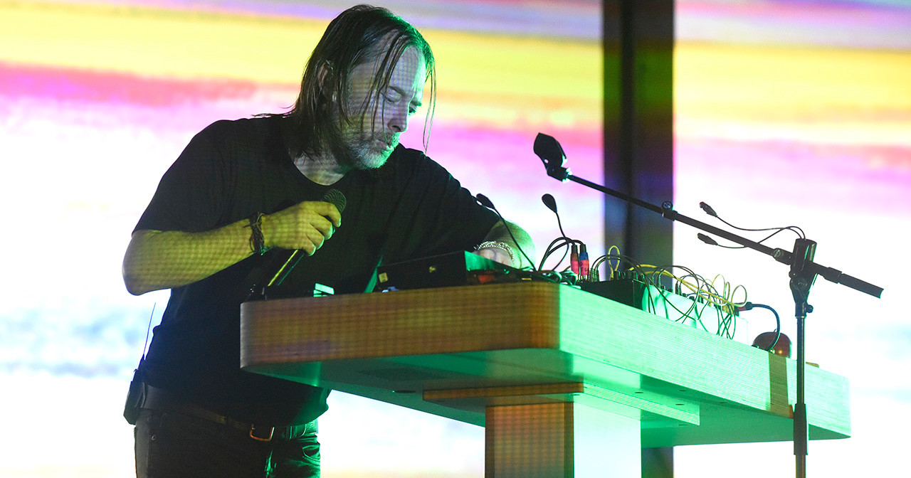 Том Йорк за клавишными во время концерта Radiohead