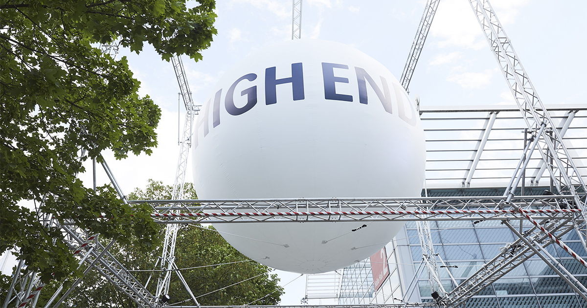 Логотип выставки Munich High End на белом шаре