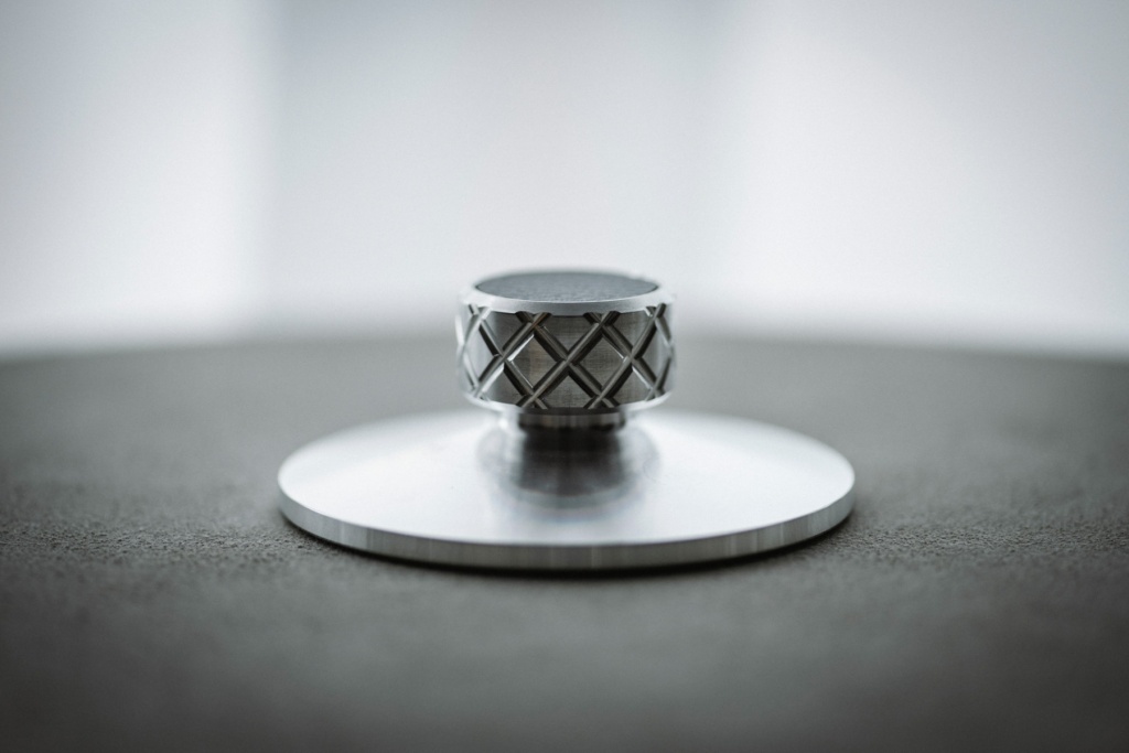 Прижимы для пластинок: что это и зачем они нужны