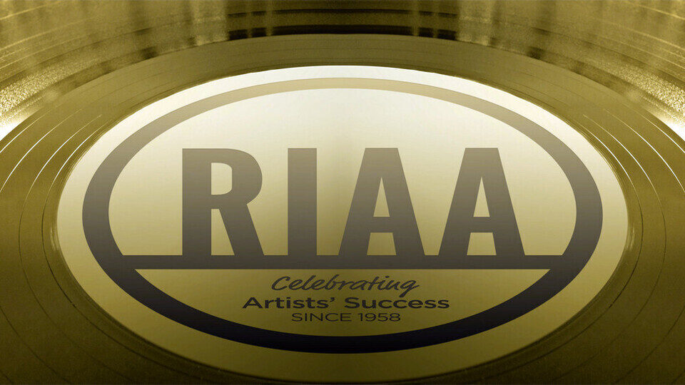 RIAA-2022 винил окончательно обогнал CD