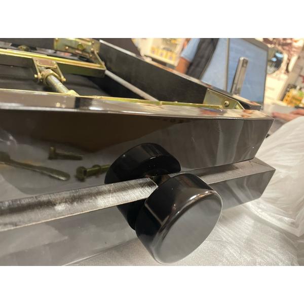 

Банкетка для пианино Bespeco, SG101BLSN Black Polish/Black Vinyl (уценённый товар)