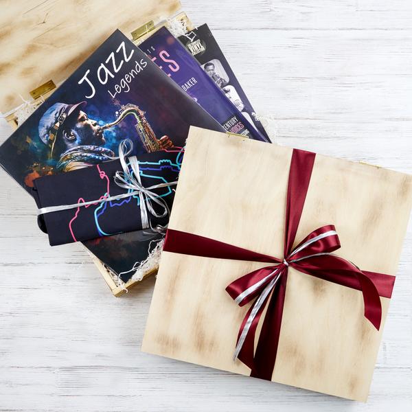 Новогодний подарочный набор с виниловыми пластинками  КАЛЕЙДОСКОП ДЖАЗА  в деревянном боксе c шопером для винила в подарок